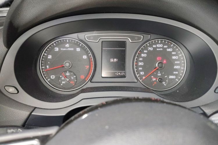 Audi Q3 2016 car image #13
