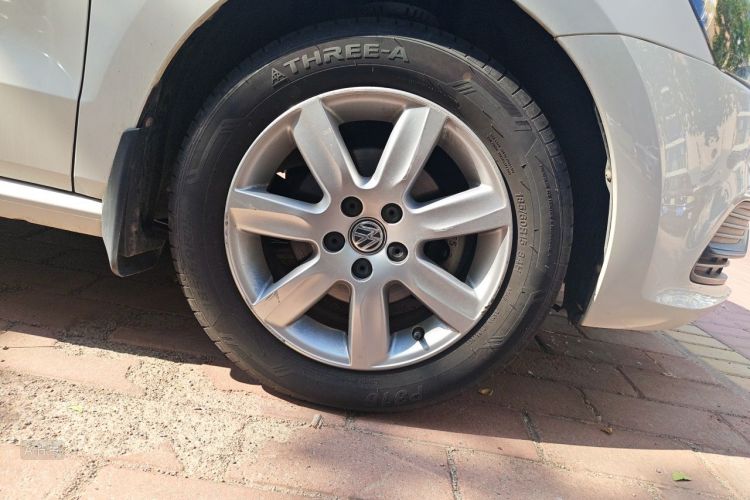 Volkswagen Polo 2015 car image #9