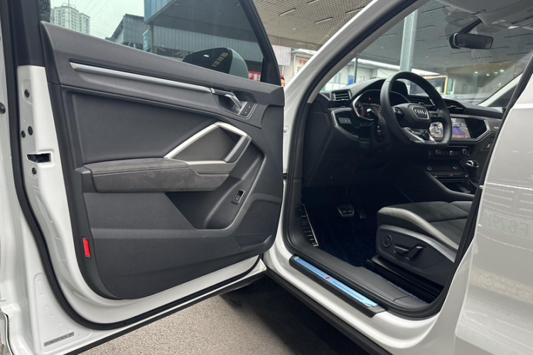 Audi Q3 2022 car image #10