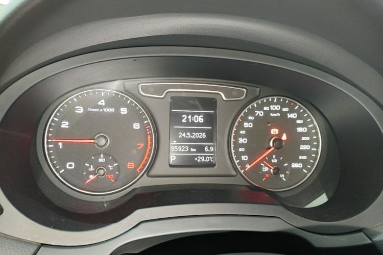 Audi Q3 2015 car image #12