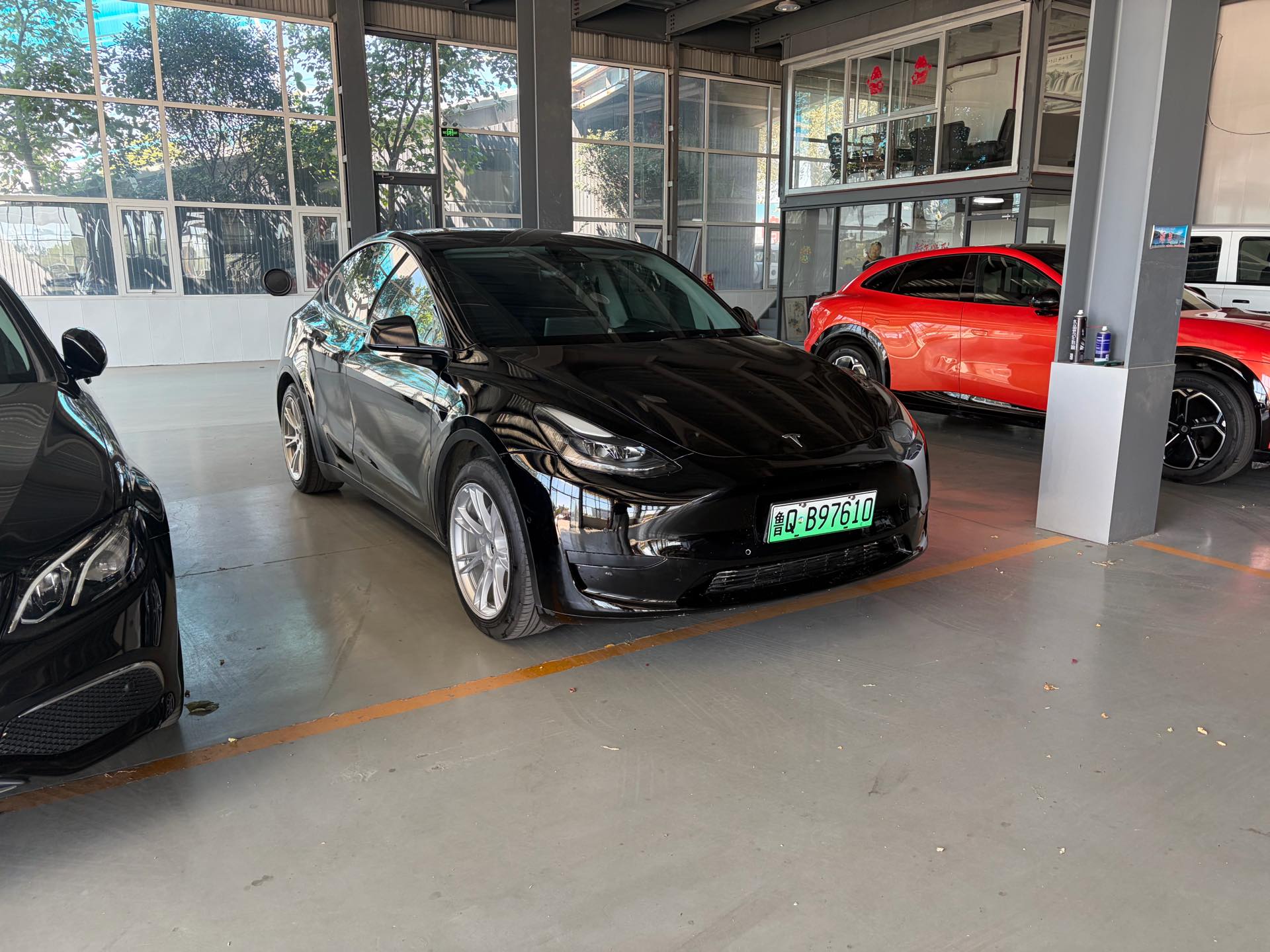 Tesla Model Y 2023 car image #2