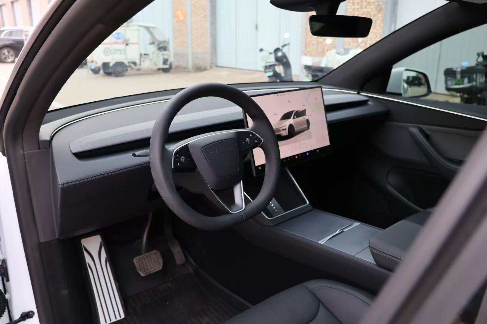 Tesla Model Y 2026 car image #2