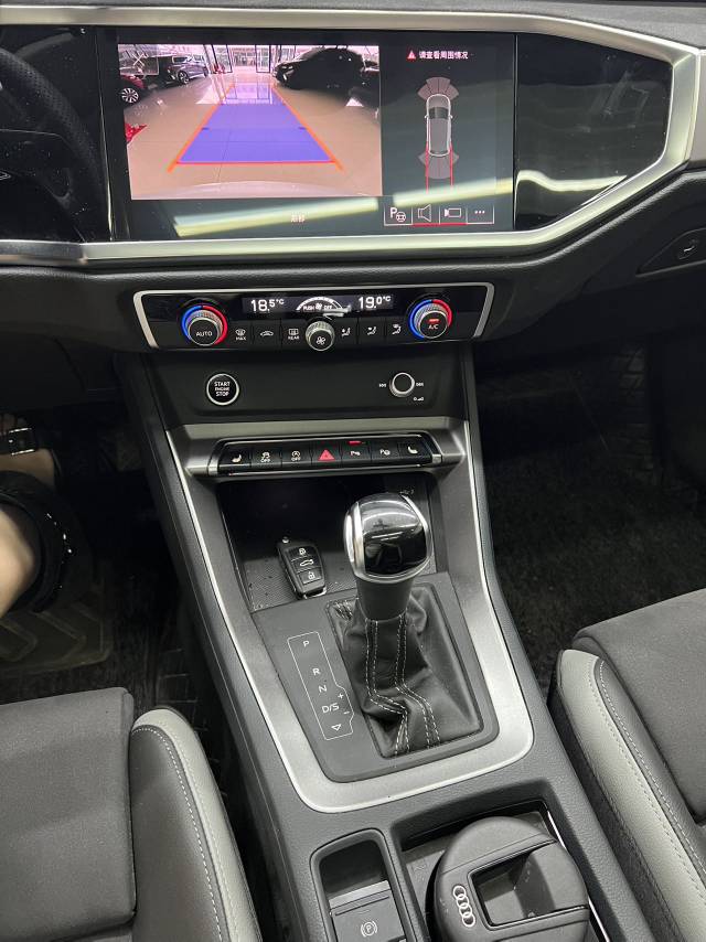 Audi Q3 2022 car image #12