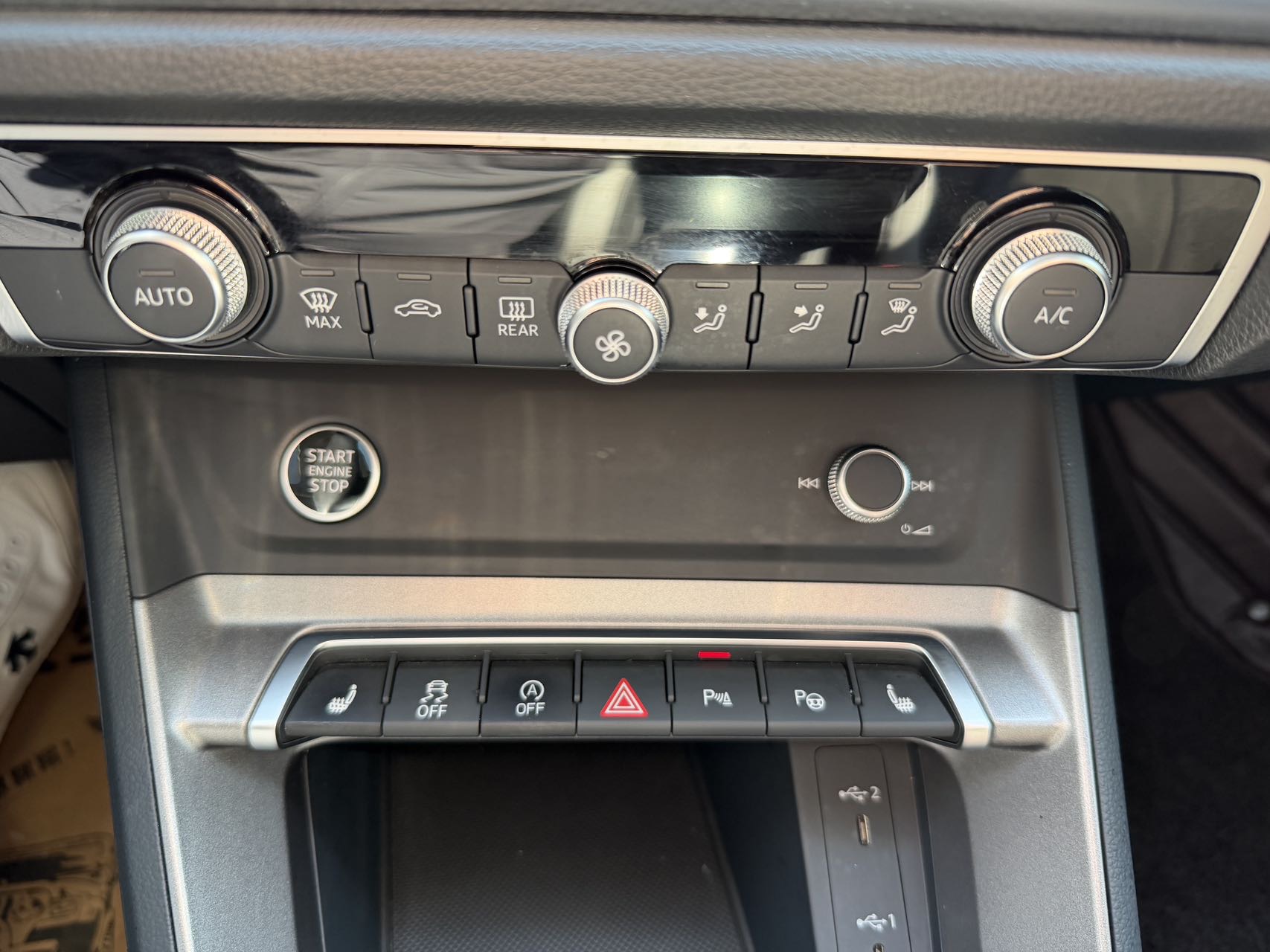 Audi Q3 2023 car image #13