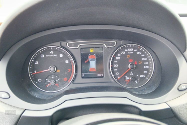 Audi Q3 2015 car image #13