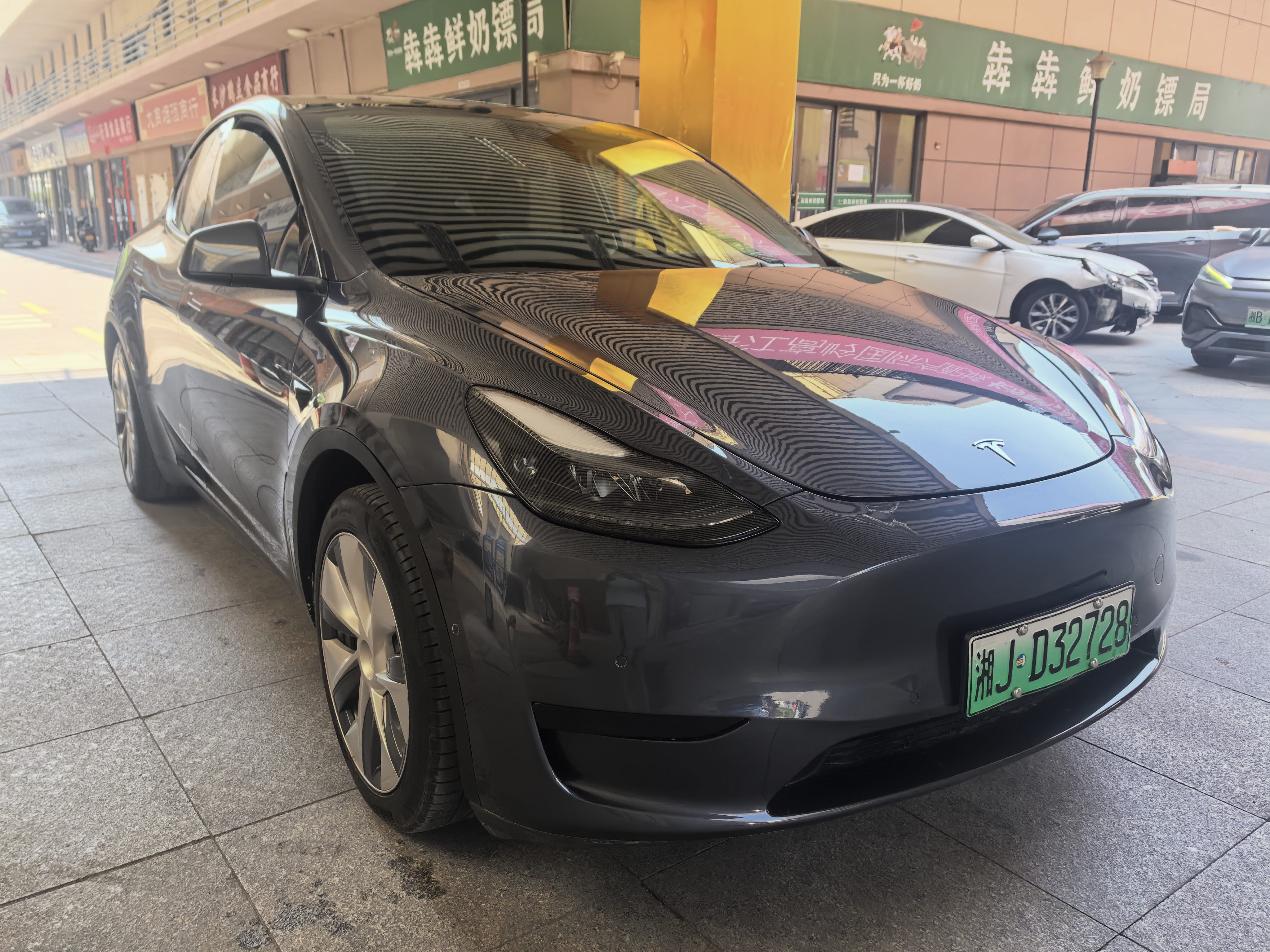 Tesla Model Y 2023 car image #2