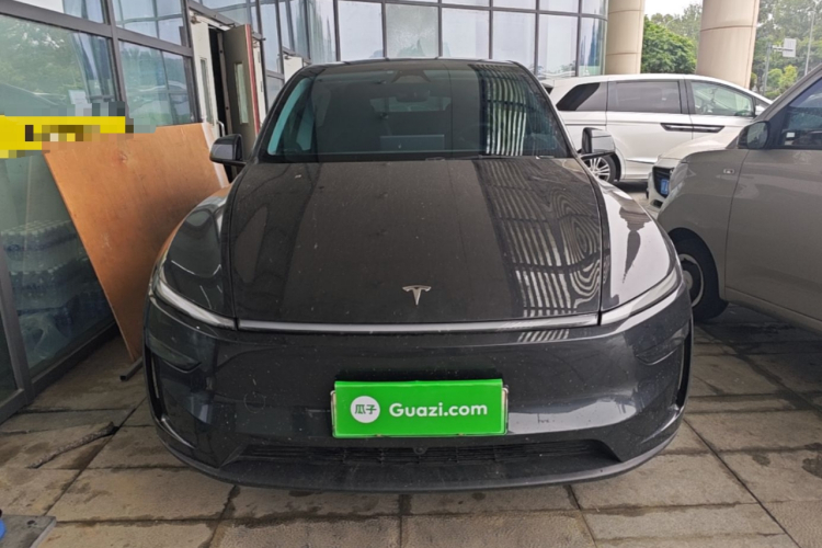 Tesla Model Y 2025 car image #3