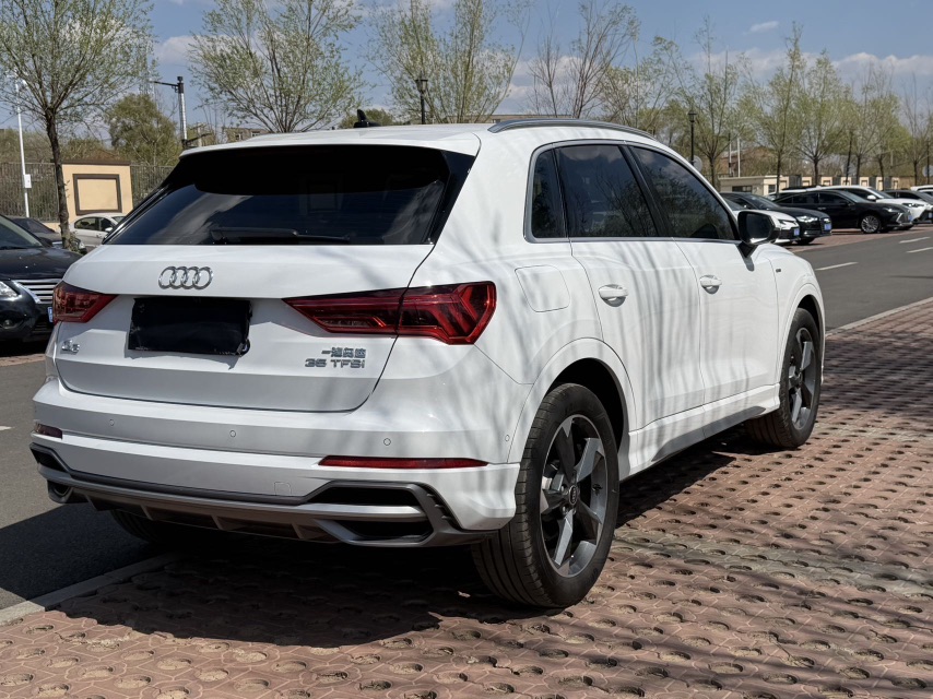 Audi Q3 2022 car image #4