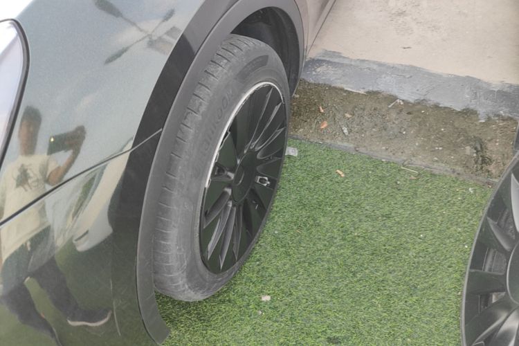 Tesla Model Y 2022 car image #9