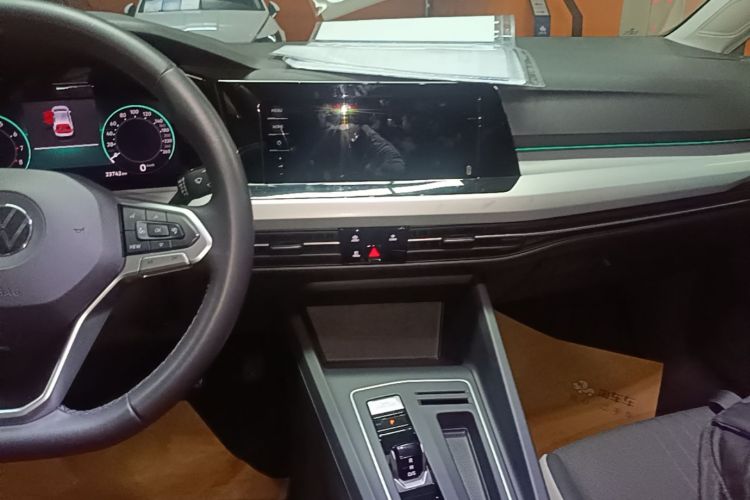 Volkswagen Golf 2022 car image #13
