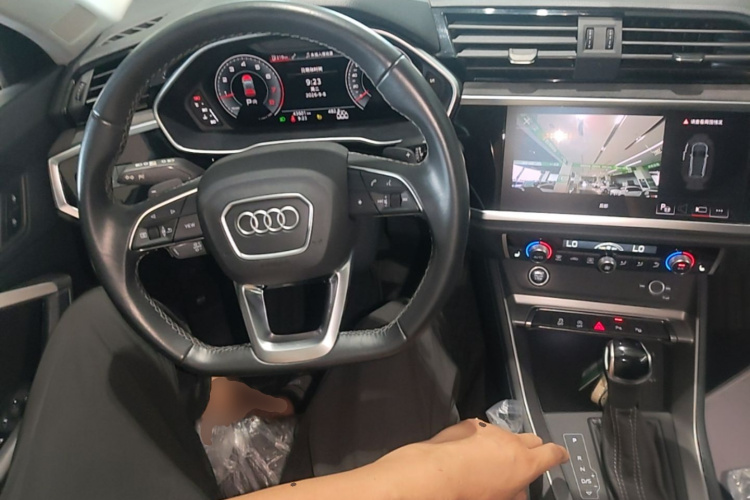 Audi Q3 2023 car image #11