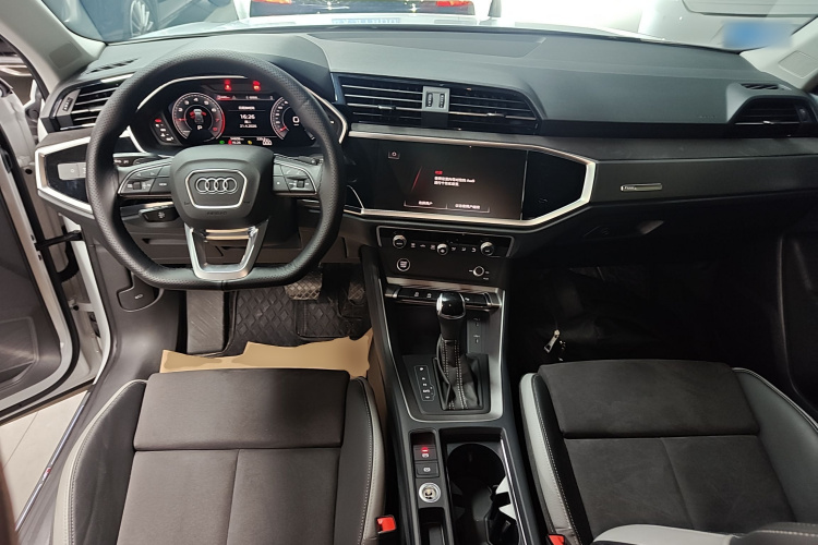 Audi Q3 2023 car image #10