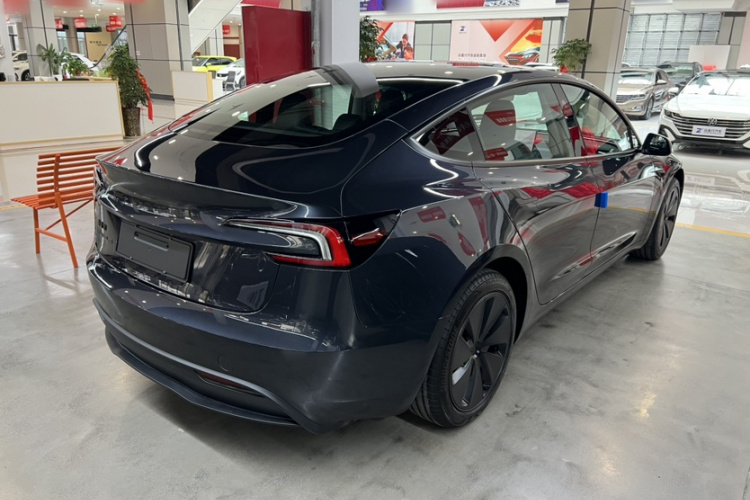 Tesla Model 3 2026 car image #7