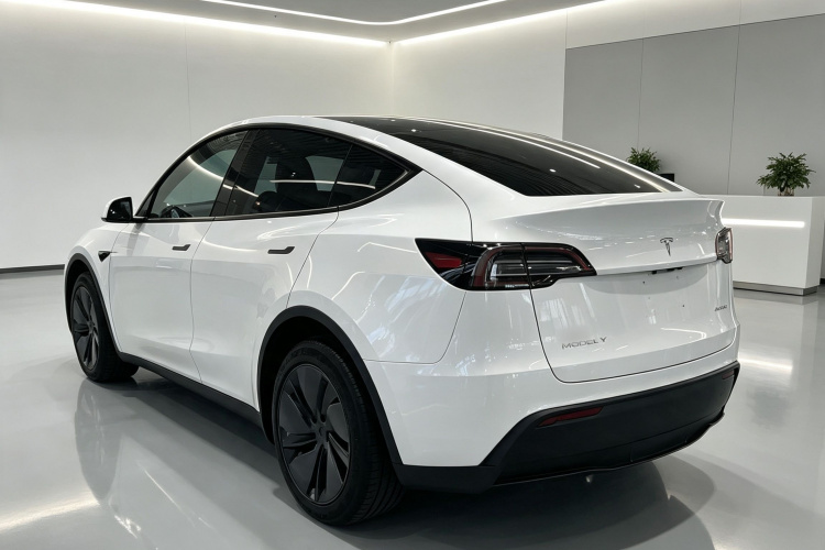Tesla Model Y 2025 #7 Tesla Model Y 2025 car image #7