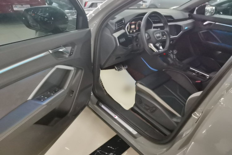 Audi Q3 2024 car image #12