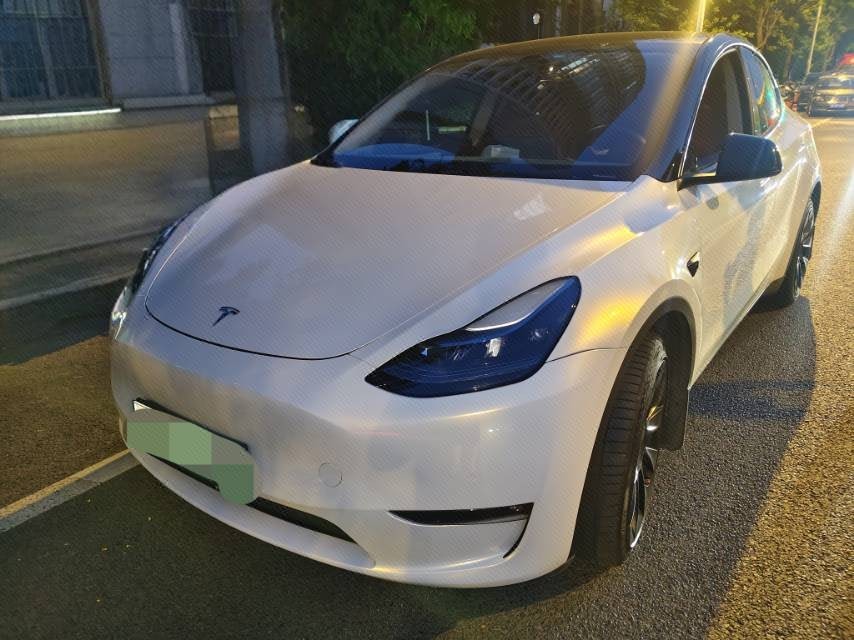 Tesla Model Y 2024 immagine di auto 