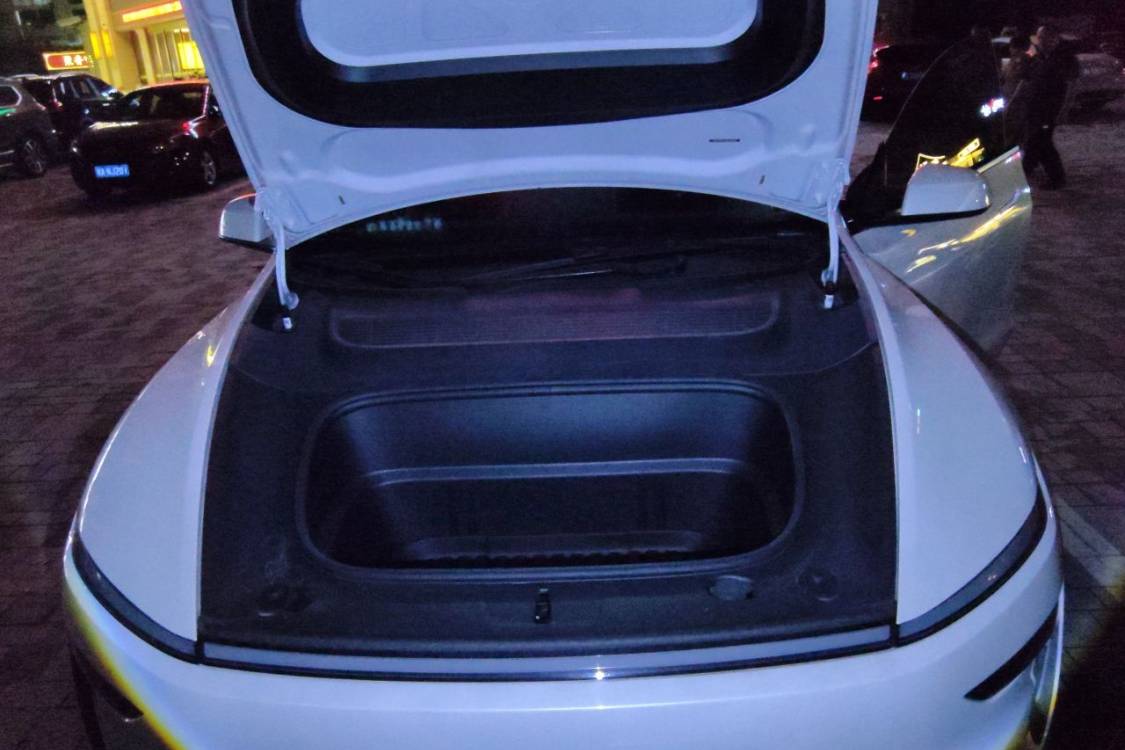 Tesla Model Y 2025 immagine di auto #10