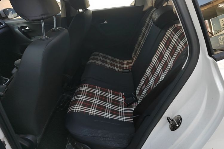 Volkswagen Polo 2015 car image #17