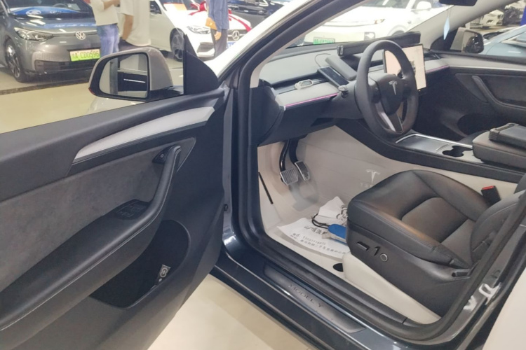 Tesla Model Y 2024 #16 Tesla Model Y 2024 car image #16