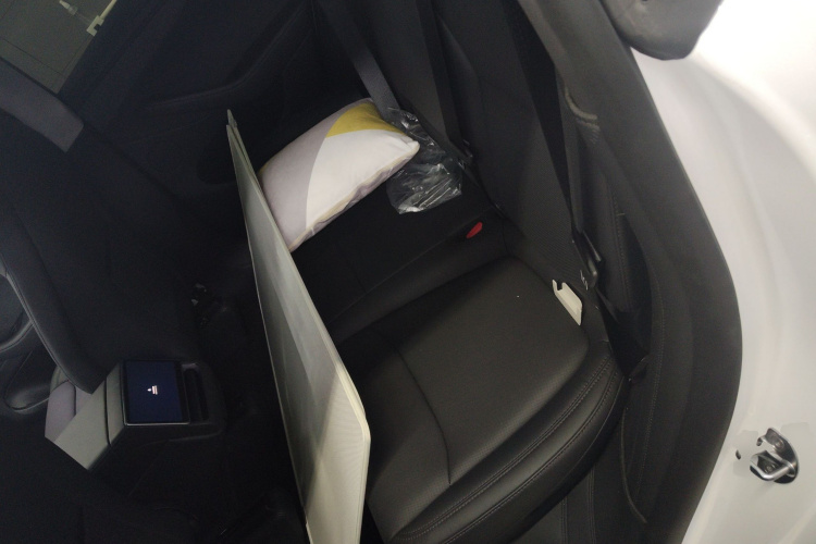 Tesla Model Y 2025 #17 Tesla Model Y 2025 car image #17