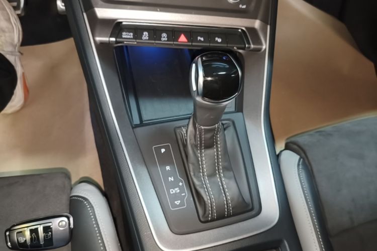 Audi Q3 2021 car image #14