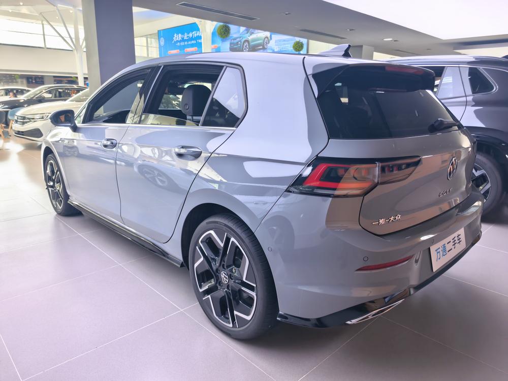 Volkswagen Golf 2026 car image #4