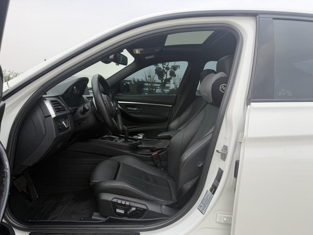 BMW 3 Series 2019 immagine di auto #13