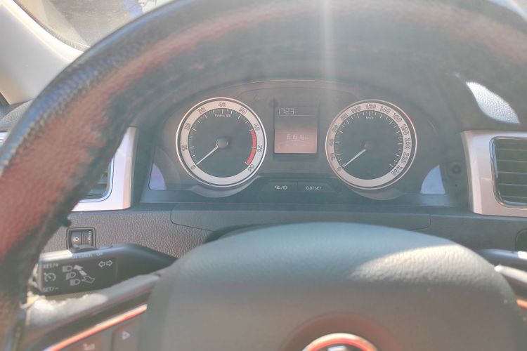 Skoda Rapid 2017 car image #8