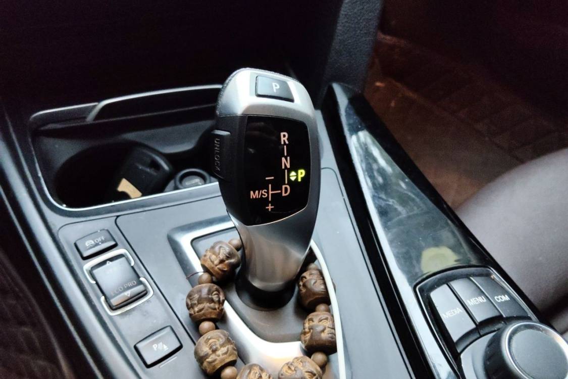 BMW 3 Series 2018 car image #29