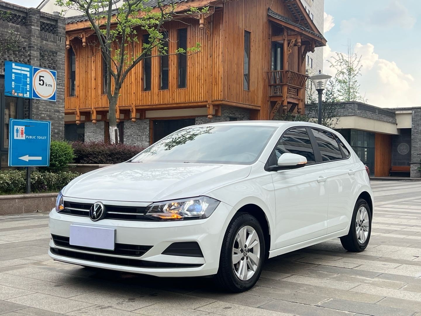 Volkswagen Polo 2023 car image 