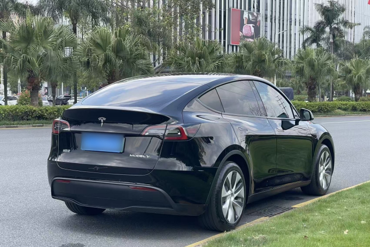 Tesla Model Y 2023 #5 Tesla Model Y 2023 car image #5
