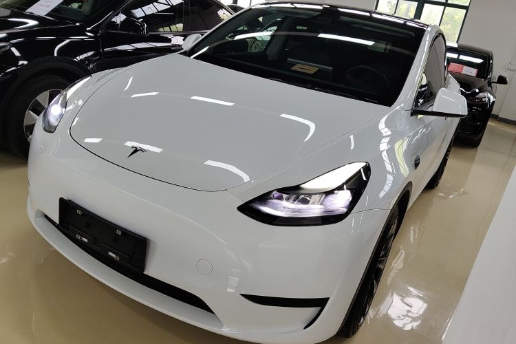 Tesla Model Y 2023 car image #2