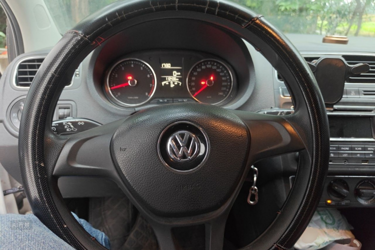Volkswagen Polo 2015 car image #12