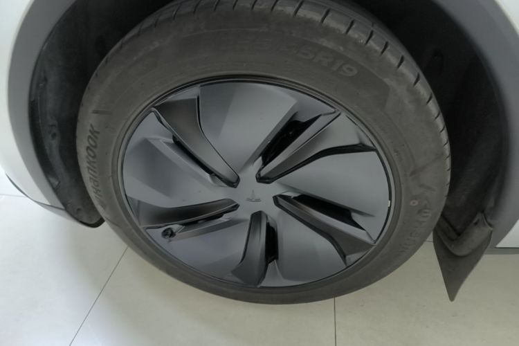 Tesla Model Y 2025 imagen de coche #9