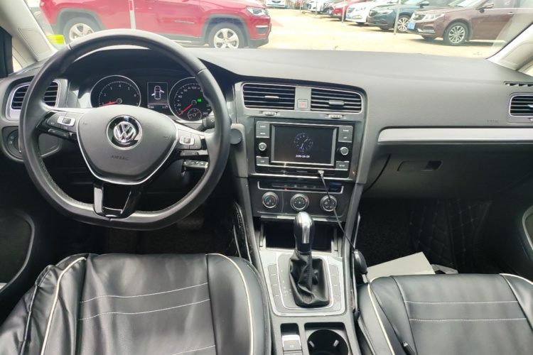 Volkswagen Golf 2018 car image #10