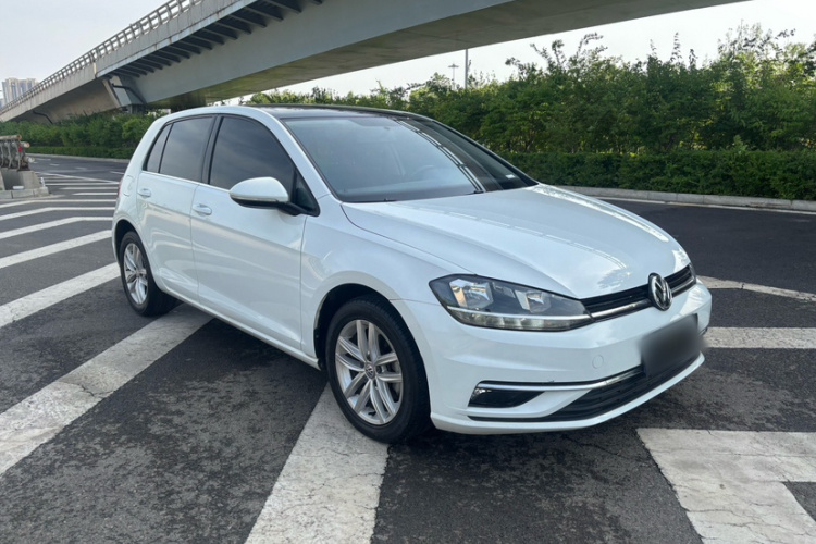 Volkswagen Golf 2018 car image #4