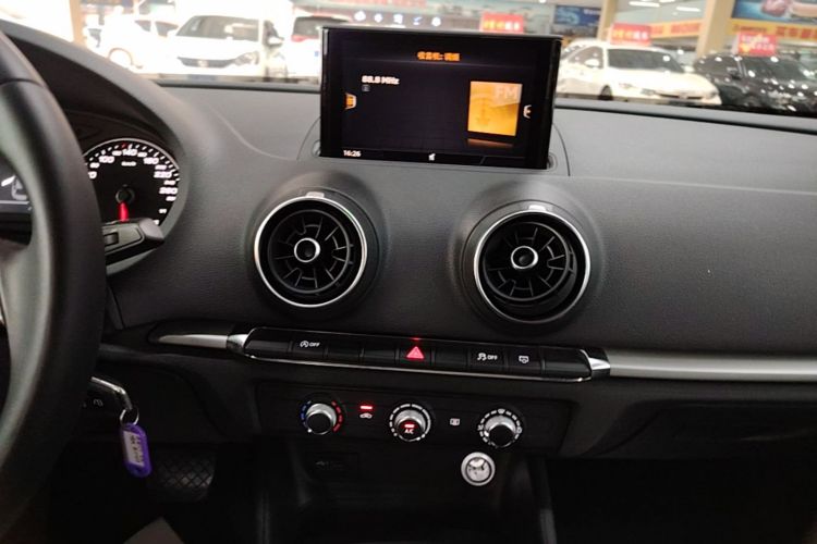 Audi A3 2019 immagine di auto #13