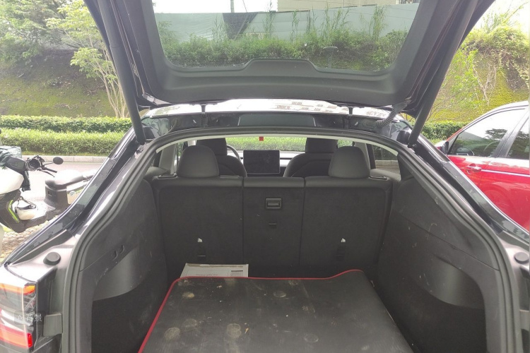 Tesla Model Y 2024 car image #21