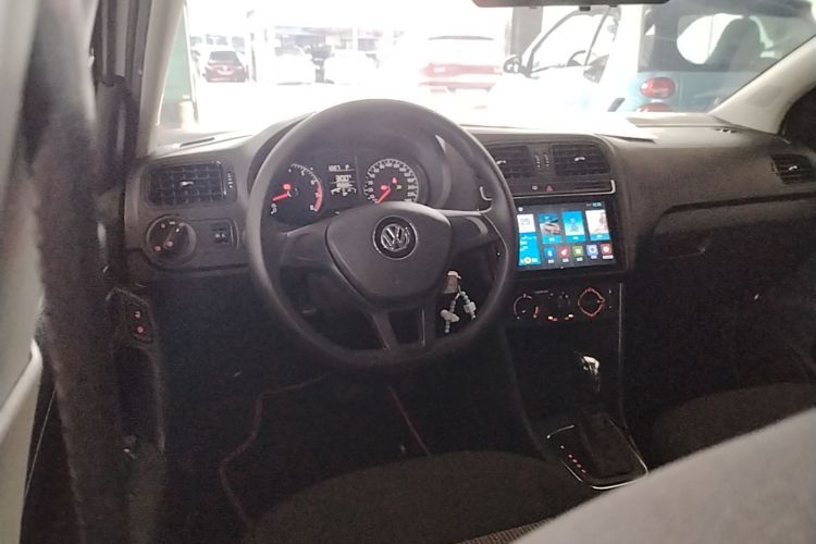 Volkswagen Polo 2016 car image #11
