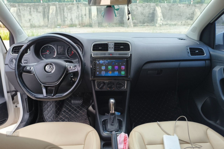 Volkswagen Polo 2016 car image #11