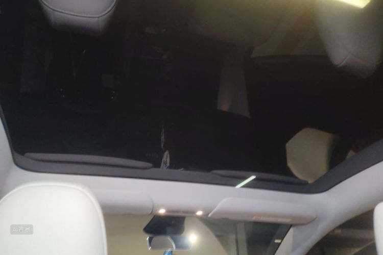 Tesla Model Y 2025 #20 Tesla Model Y 2025 car image #20