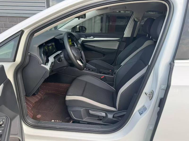 Volkswagen Golf 2021 car image #3