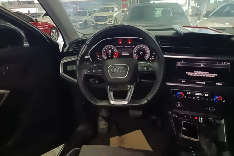 Audi Q3 2023 car image #11