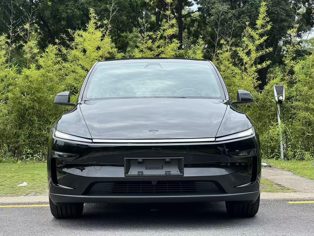 Tesla Model Y 2026 #2 Tesla Model Y 2026 car image #2