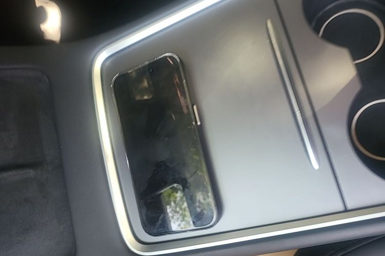 Tesla Model Y 2024 #9 Tesla Model Y 2024 car image #9