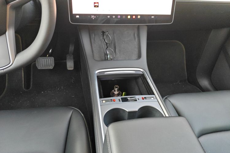Tesla Model Y 2024 car image #14