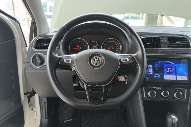Volkswagen Polo 2017 car image #11