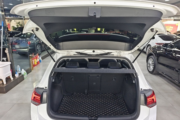 Volkswagen Golf 2025 car image #27