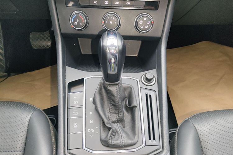 Volkswagen Lavida 2019 car image #14