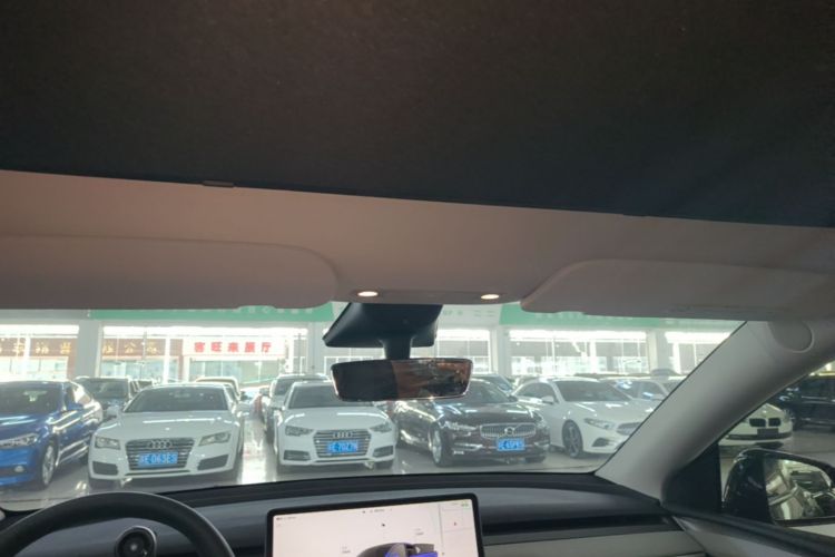 Tesla Model Y 2023 car image #18